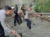 Sinergitas TNI - Polri Peduli Lingkungan Bersihkan Aliran Sungai Bersama Warga