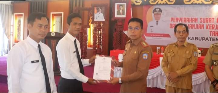 Pj Bupati Mura Serahkan SK untuk 36 PPPK Fungsional Teknis