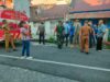 Keresahan Soal Bau Tak Sedap, Warga Pisang Selatan Saksikan Damkar Menyemprot Air ke Got