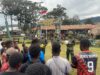 Motivasi Meraih Prestasi Satgas Yonif 521/DY Berikan Bantuan Sarana Olahraga di Distrik Bolakme