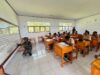 Cerdaskan Anak Bangsa, Personil Satgas Yonif 521/DY Bantu Mengajar di Sekolah SMP N Kelila Distrik Kelila