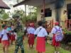 Anak Papua Cerdas Satgas Yonif 521/DY Hadirkan Senyum Anak Sekolah Bagikan Buku dan Alat Tulis di Distrik Apalapsili