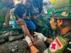 Senyuman Walesi Satgas Yonif 521/DY di Pos TNI Distrik Walesi