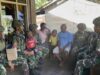Asah, Asih, Asuh di Tanah Papua, Satgas Yonif 521/DY Perbaiki Pintu yang Rusak dan Berikan Bantuan Kitab Suci kepada Tokoh Agama di Kobakma