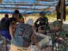 “Bukan Batu yang menyatukan kita tapi Kasih” Satgas Yonif 645/GTY Pos Kurima melaksanakan Gotong Royong untuk pembangunan Klasis di Tanah Papua