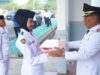 Bupati Heriyus Serahkan Bendera Merah Putih kepada Paskibraka untuk Dikibarkan pada HUT ke-81 RI